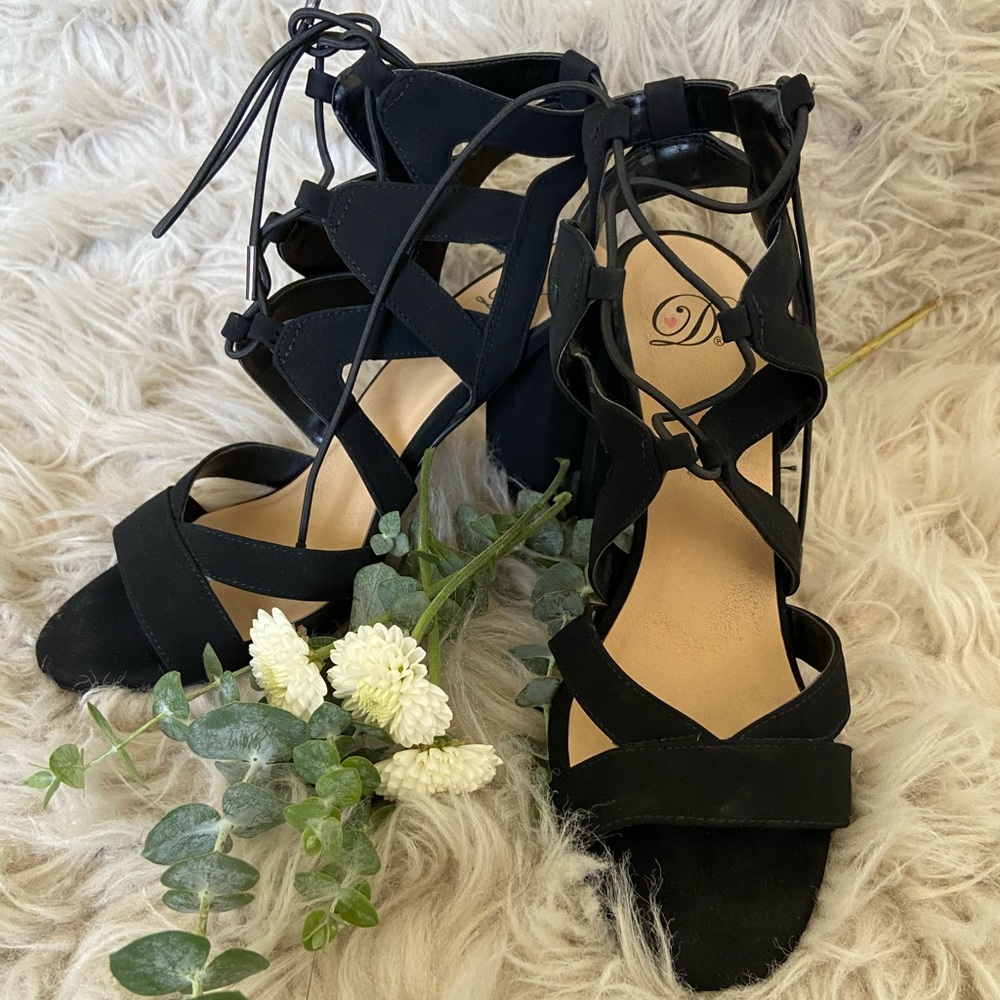 🌟CUTE CRISSCROSS BLACK HEELS🌟